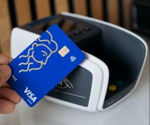 Commodities such as gold, oil, agricultural products and industrial metals offer opportunities to diversify your portfolio and hedge against inflation, but they are also high-risk assets due to price volatility, geopolitical tensions and supply-demand shocks; the key is to invest with a clear strategy, an understanding of the underlying market drivers, and only with capital that does not compromise your financial stability.