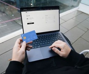 Cryptocurrencies offer high return potential and greater financial freedom through decentralisation, operating in a market that is open 24/7. However, they are a high-risk asset due to extreme volatility and the lack of regulation. The main risks include rapid losses and cybersecurity failures. The key to success is to invest only with a clear strategy and with capital that does not compromise your financial stability.