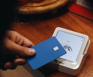 Commodities such as gold, oil, agricultural products and industrial metals offer opportunities to diversify your portfolio and hedge against inflation, but they are also high-risk assets due to price volatility, geopolitical tensions and supply-demand shocks; the key is to invest with a clear strategy, an understanding of the underlying market drivers, and only with capital that does not compromise your financial stability.