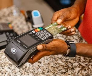 Commodities such as gold, oil, agricultural products and industrial metals offer opportunities to diversify your portfolio and hedge against inflation, but they are also high-risk assets due to price volatility, geopolitical tensions and supply-demand shocks; the key is to invest with a clear strategy, an understanding of the underlying market drivers, and only with capital that does not compromise your financial stability.